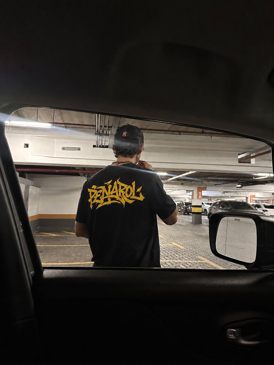 Remera PEÑAROL en un estacionamiento